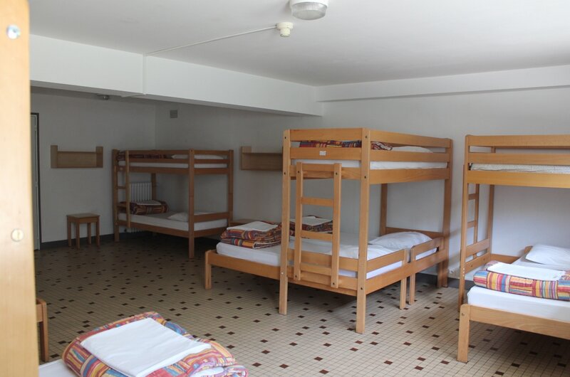 Les lits superposés dans les dortoirs Centre de séjour Saint-Aignan